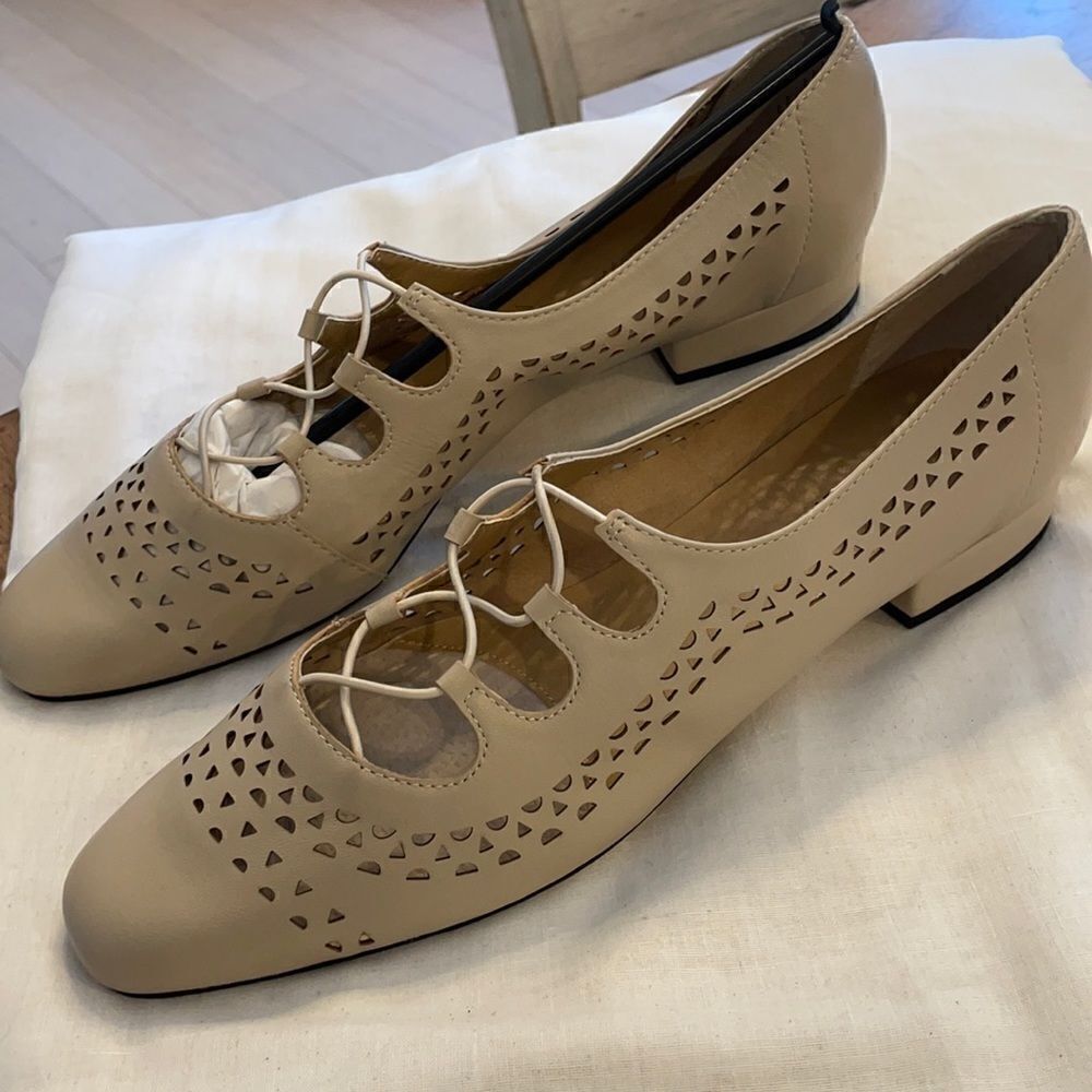 VANELI ECRU FLATS.  NEW.  STYLE IS FABRA
